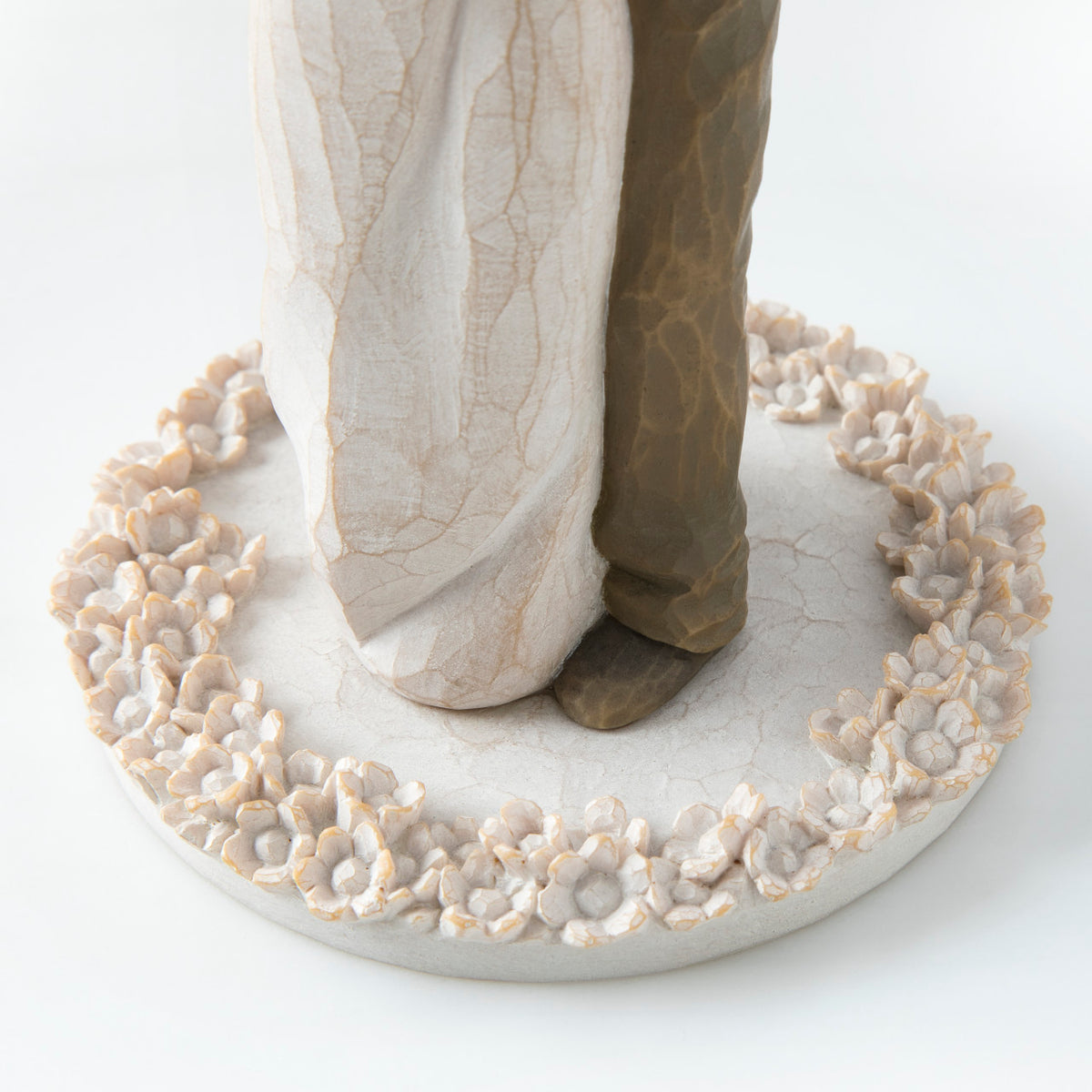 Close view of round cream rose plaque